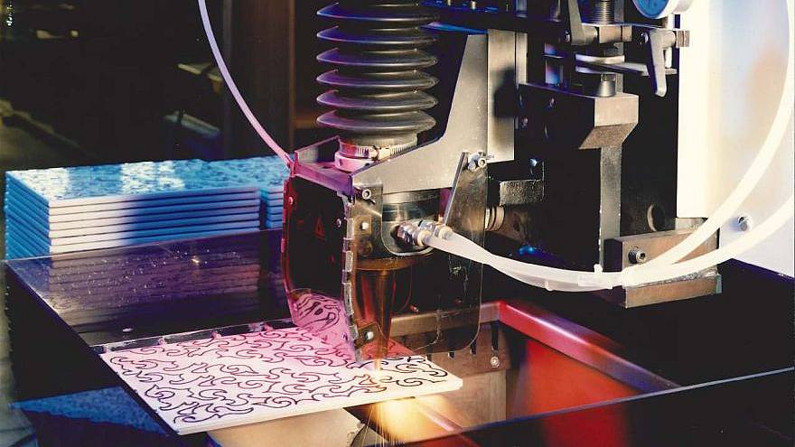 Erste Laserschneidtechnik in der Fliesenproduktion bei Steuler 1990