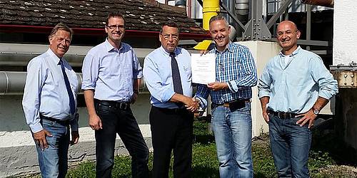 "Steuler-Energieteam" präsentiert das Zertifikat für Energiemanagement DIN EN ISO 50001