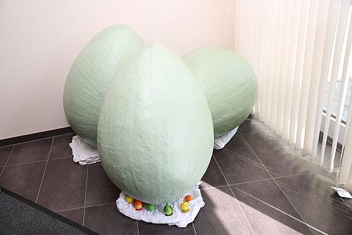 Riesen-Eier aus Kunststoff gefertigt von Steuler für den Walderlebnispfad in Höhr-Grenzhausen
