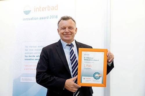Jochen P. Ostrowski hält die Urkunde für den Innovation Award für das Schwimmbadauskleidungssystem Steuler-Q7eco