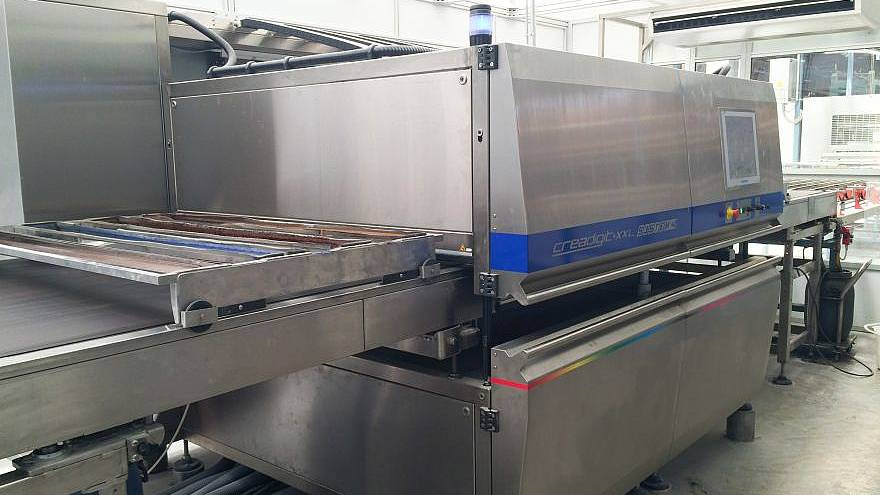 Deutschlands erster Fliesen-Digitaldrucker geht bei Steuler in Betrieb