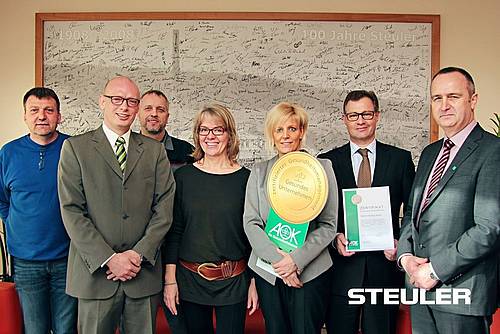 Representative of the AOK Rhineland-Palatinate present Steuler Holding with the "Healthy Company" award