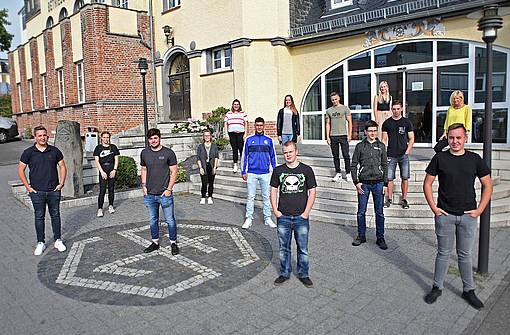 Die neuen Auszubildenden der Steuler-Gruppe 2020 vor dem Haupteingang in Höhr-Grenzhausen