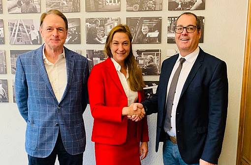 Vertreter von WDI und Steuler schließen Vertrag für neue Ringbahnbeize