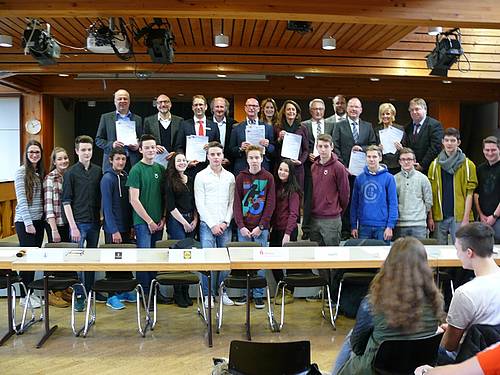 Representatives of the schools and companies of the IHK school sponsorships Höhr-Grenzhausen