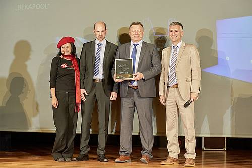 Jochen P. Ostrowski nimmt Golden Wave 2017 für BEKAPOOL von Steuler Pool Linings entgegen