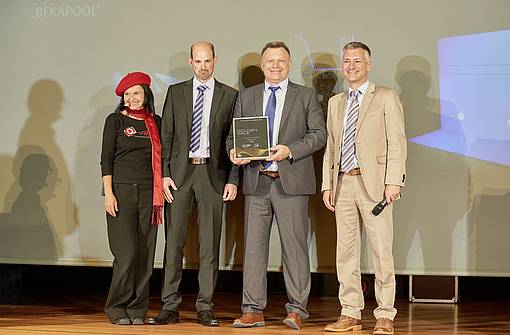 Jochen P. Ostrowski nimmt Golden Wave 2017 für BEKAPOOL von Steuler Pool Linings entgegen