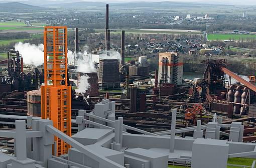 Animation der SALCOS-Direktreduktionsanlage. Im Hintergrund das Stahlwerk der Salzgitter AG.