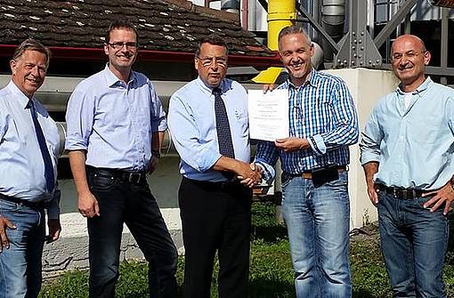 "Steuler-Energieteam" präsentiert das Zertifikat für Energiemanagement DIN EN ISO 50001