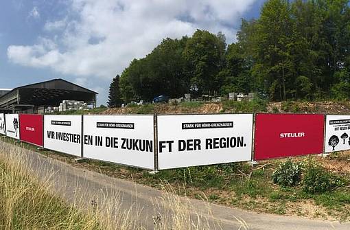 Bauzaun während der Konstruktion des neuen Tunnelofens bei Steuler in Höhr-Grenzhausen