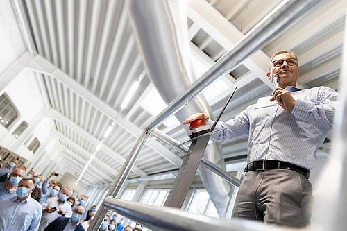 Michael Steuler drückt den Startknopf für die Entzündung des neuen Tunnelofens