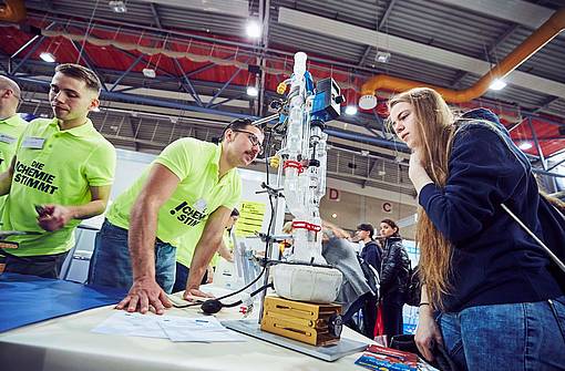 Steuler präsentiert naturwissenschaftliche Ausbildungsberufe bei den Studientagen in Koblenz