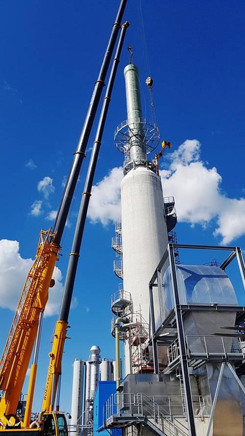 Installation of the clean gas stack onto the scrubber at Reko II in Rotterdam