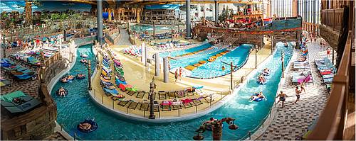 Pools und Lazy River in der Indoor Wasserwelt Rulantica im Europapark Rust