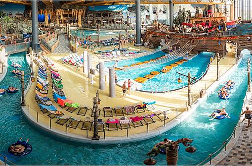 Pools und Lazy River in der Indoor Wasserwelt Rulantica im Europapark Rust