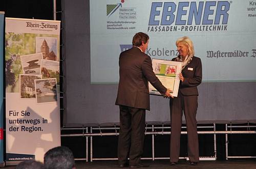 Head of HR Tanja Demko accepts the award for family friendliness for Steuler