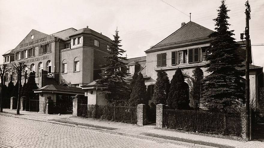 Already in 1922 Steuler constructs the first company housing for employees on company grounds 