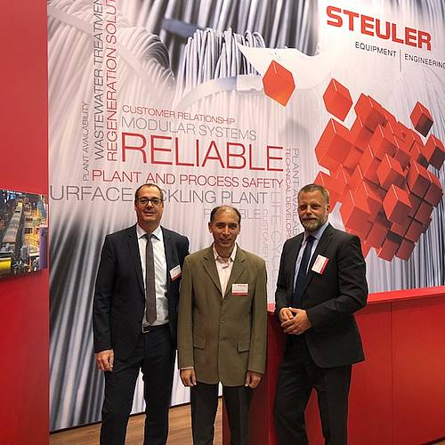Lars Hümmeler und Jörg Kurth von Steuler Anlagenbau mit Dinesh Manocha von Steuler Equipment Engineering India