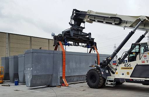 Electrolysis cells made of polymer concrete are transported and stored at Steuler-CTI