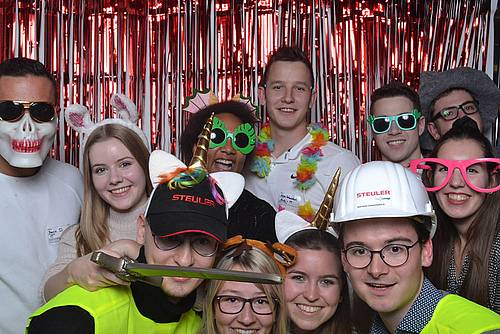 Steuler colleagues have fun in the photo box at the 2019 Christmas party