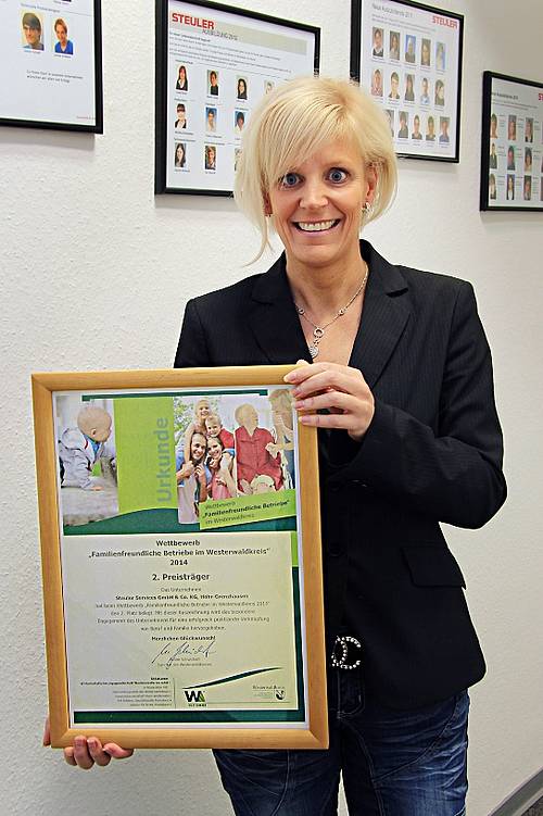 Personnel manager Tanja Demko proudly shows the award for family-friendly businesses in the Westerwald