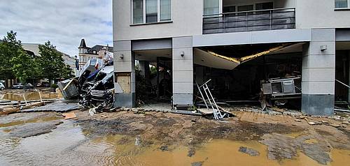 Überflutete Straße in Ahrweiler im Sommer 2021