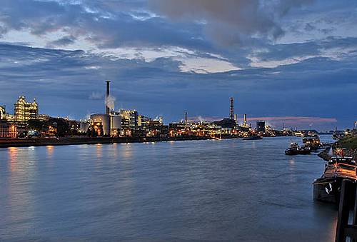 Werksansicht der BASF Ludwigshafen am Abend