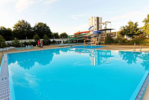 Outdoor pools and slide tower in Nettebad Osnabrück with BEKAPOOL from Steuler Pool Linings